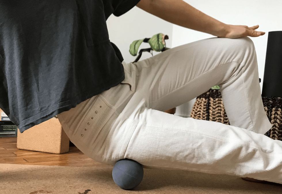 exercice avec une balle, atelier myoyin myofascial à Nantes 2023