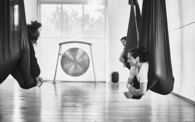 Une expérience renversante à découvrir : les ateliers Yoga Aérien – prochaine séance le 13 septembre à 14h30