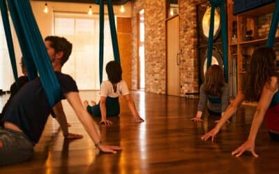 Une expérience renversante à découvrir : les ateliers Yoga Aérien – prochaine séance le 04 avril à 14h30