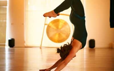 Une expérience renversante à découvrir : les ateliers Yoga Aérien – prochaine séance le 17 janvier à 14h30