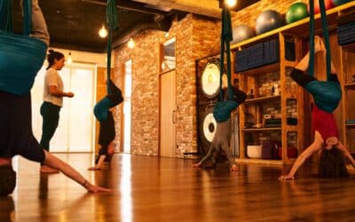 Une expérience renversante à découvrir : les ateliers Yoga Aérien – prochaine séance le 09 mai à 14h30