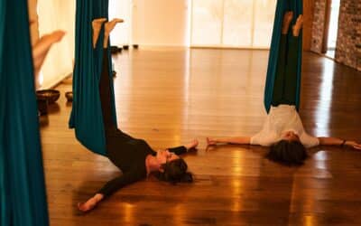Une expérience renversante à découvrir : les ateliers Yoga Aérien – prochaine séance le 15 novembre à 14h30