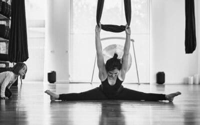 Une expérience renversante à découvrir : les ateliers Yoga Aérien – prochaine séance le 04 octobre à 14h30
