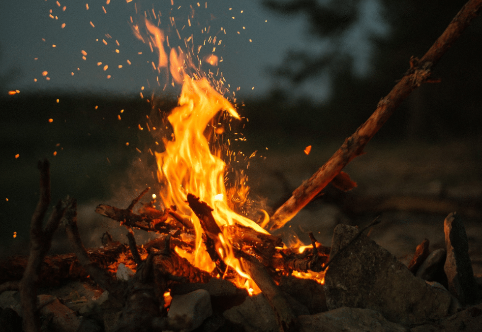 atelier yoga et astrologie élément feu photo d'un feu en exterieur